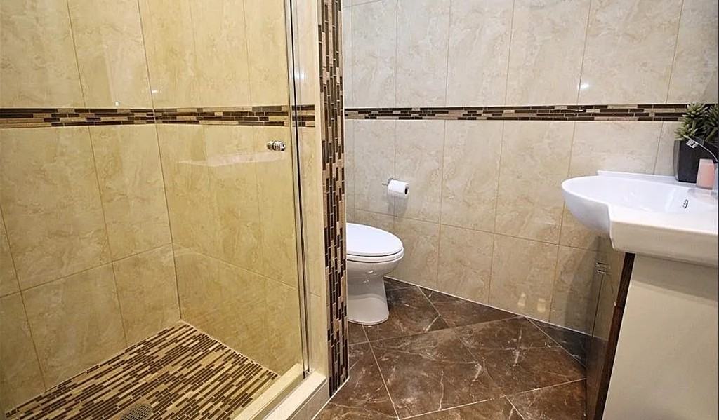 164 Oxford St - Photo 7 of 9