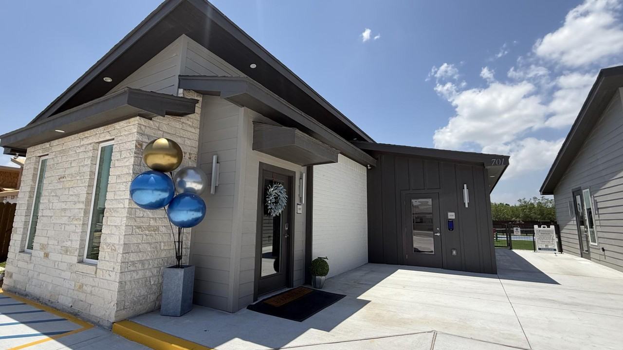 712 Onyx Dr - Photo 2 of 33