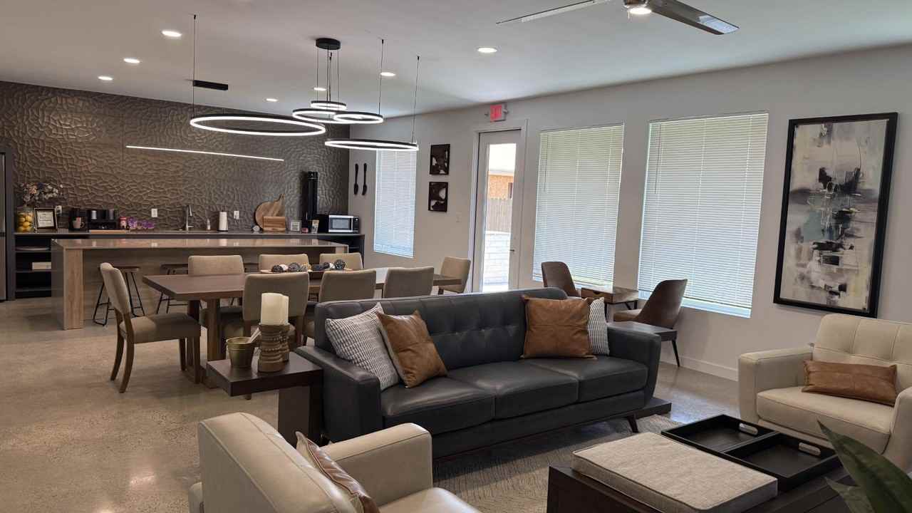 712 Onyx Dr - Photo 4 of 33