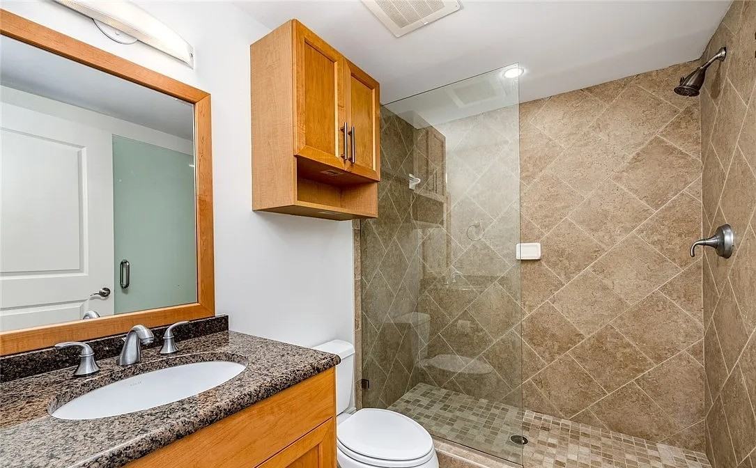 1018 Hackberry Ln - Photo 3 of 11