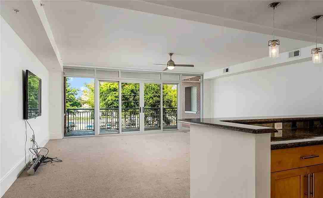 1018 Hackberry Ln - Photo 5 of 11