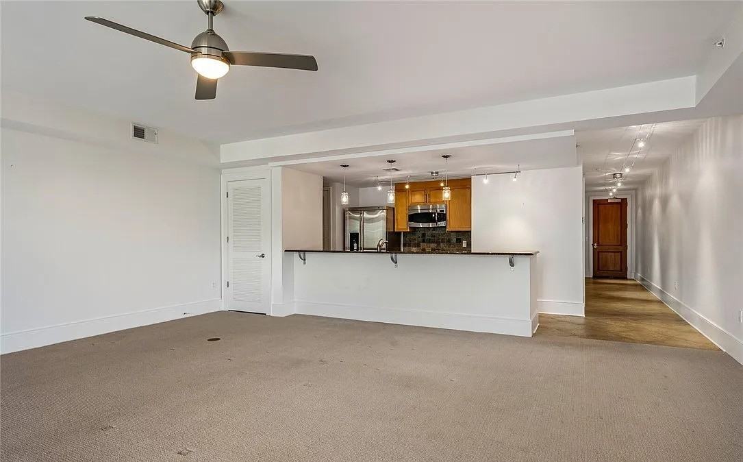 1018 Hackberry Ln - Photo 6 of 11