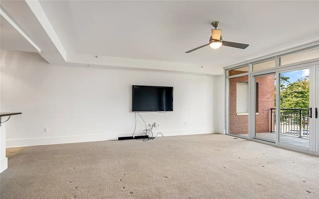 1018 Hackberry Ln - Photo 7 of 11