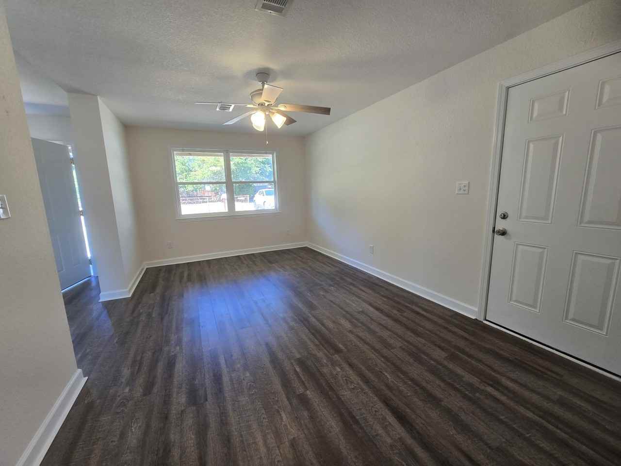 517 Chaseville St - Photo 4 of 15