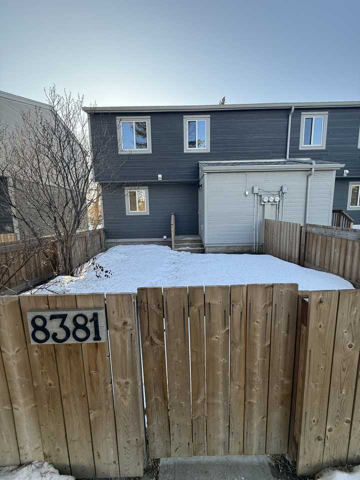 8381 29 Ave Nw