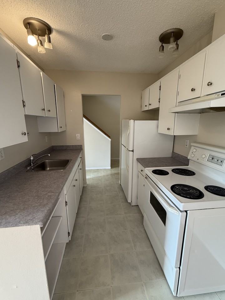 8381 29 Ave Nw - Photo 4 of 27