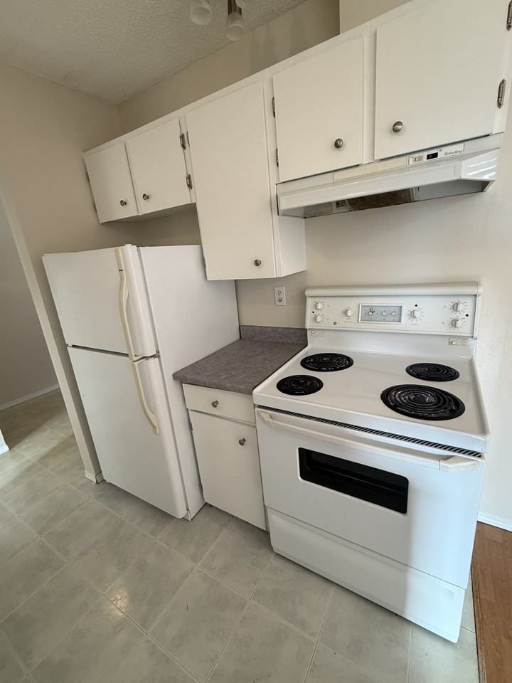 8381 29 Ave Nw - Photo 5 of 27