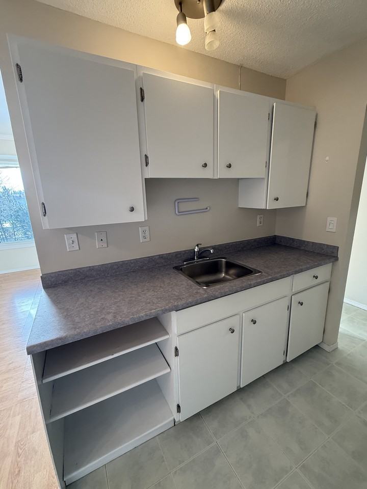 8381 29 Ave Nw - Photo 6 of 27