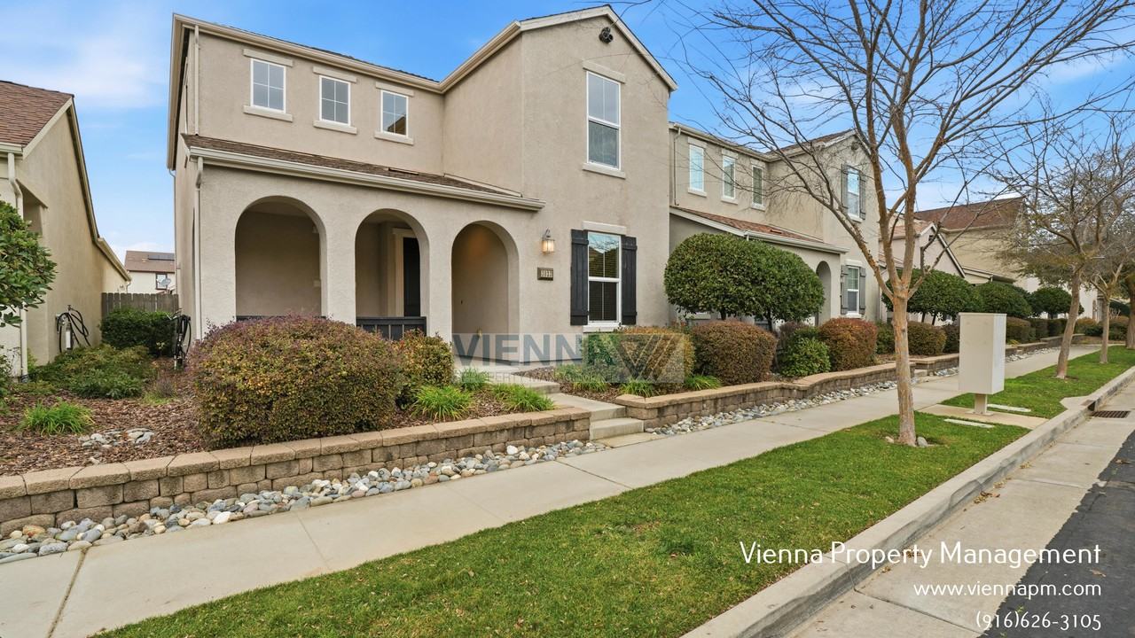 3033 Ardley Dr - Photo 2 of 37