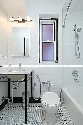 601 Pelham Pkwy N - Photo 3 of 7