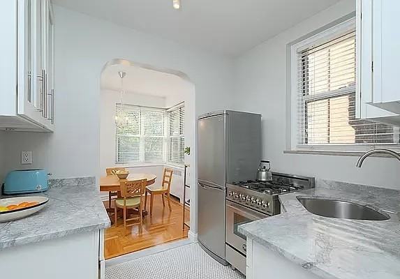 601 Pelham Pkwy N - Photo 4 of 7