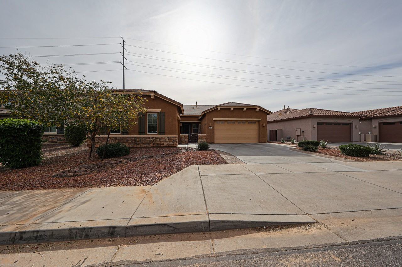 1133 E Buckingham Ave - Photo 2 of 50