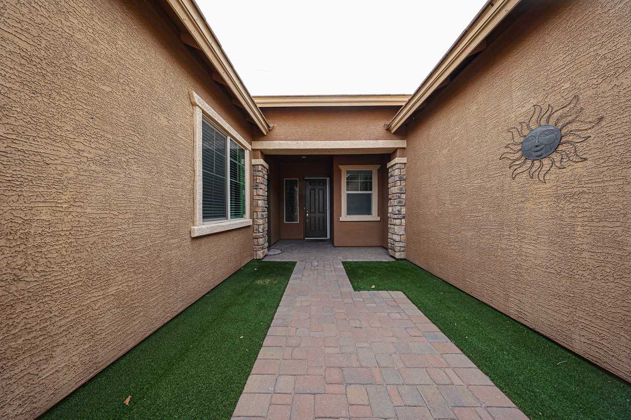 1133 E Buckingham Ave - Photo 3 of 50