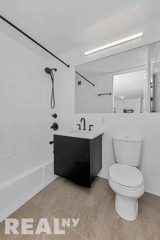 E Houston St #2L - Photo 6 of 14