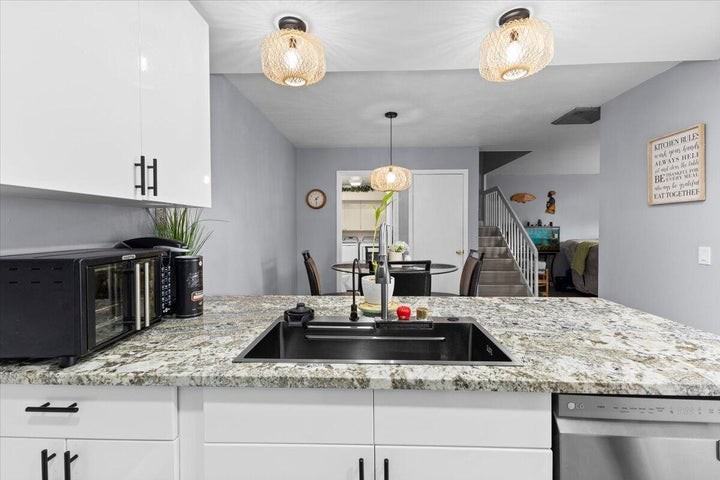 2704 27th Way - Photo 4 of 8