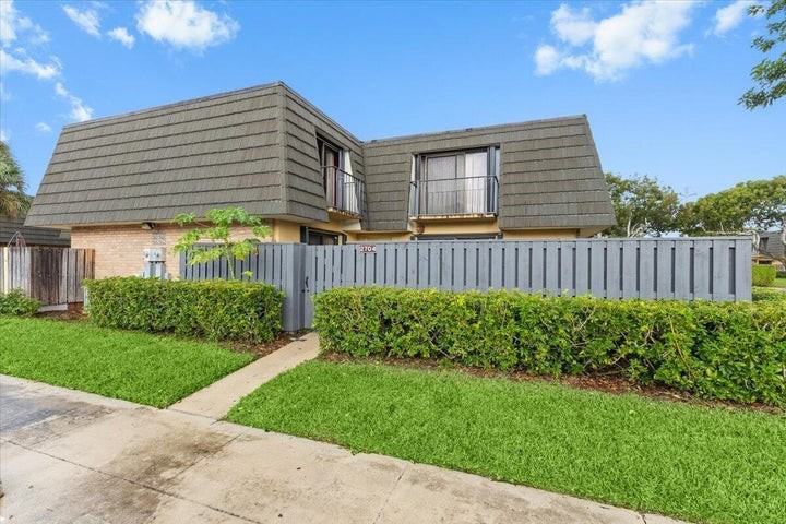 2704 27th Way - Photo 2 of 8