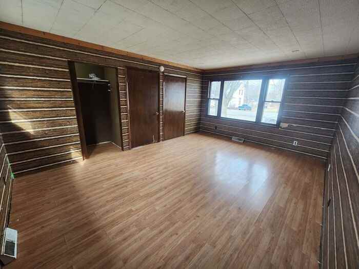 345 S Main St - Photo 3 of 17