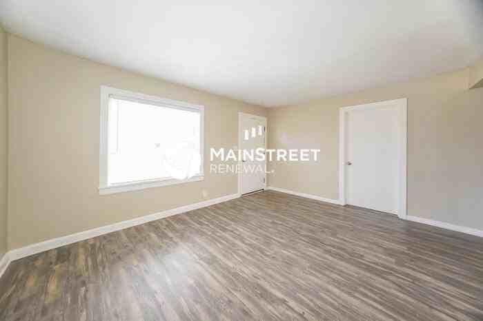 1504 Aletha Dr - Photo 3 of 15