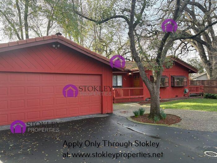 958 Bannock Ct - Photo 2 of 2