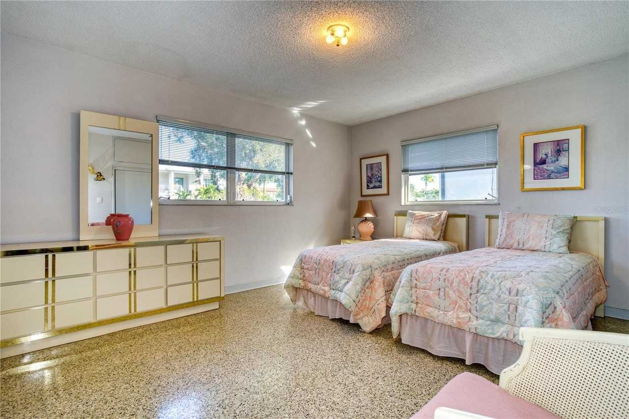 106 15th St - Photo 4 of 20