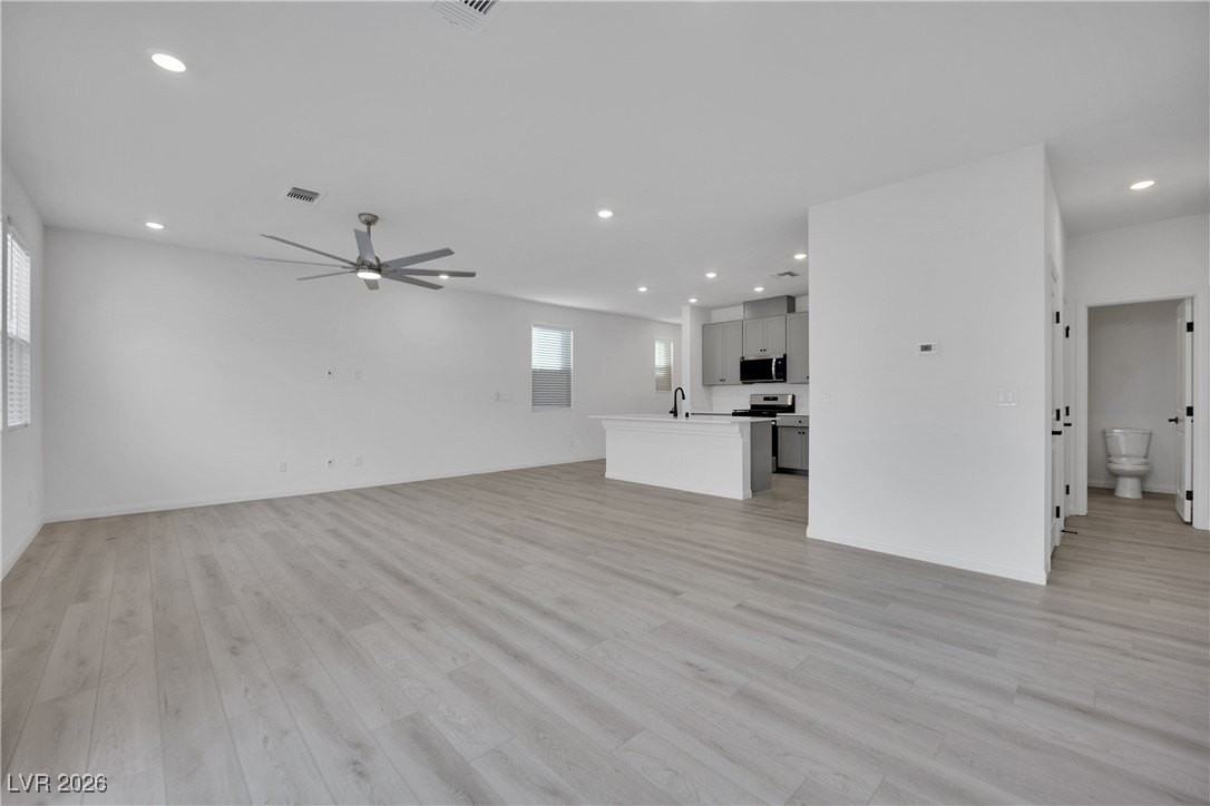 9136 Rivington Ave - Photo 6 of 43