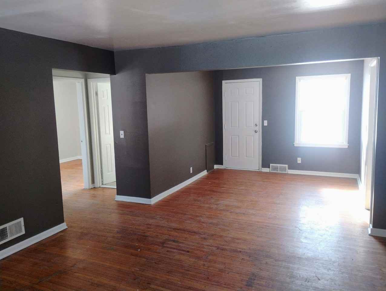 2665 E 8th St N - Photo 3 of 14