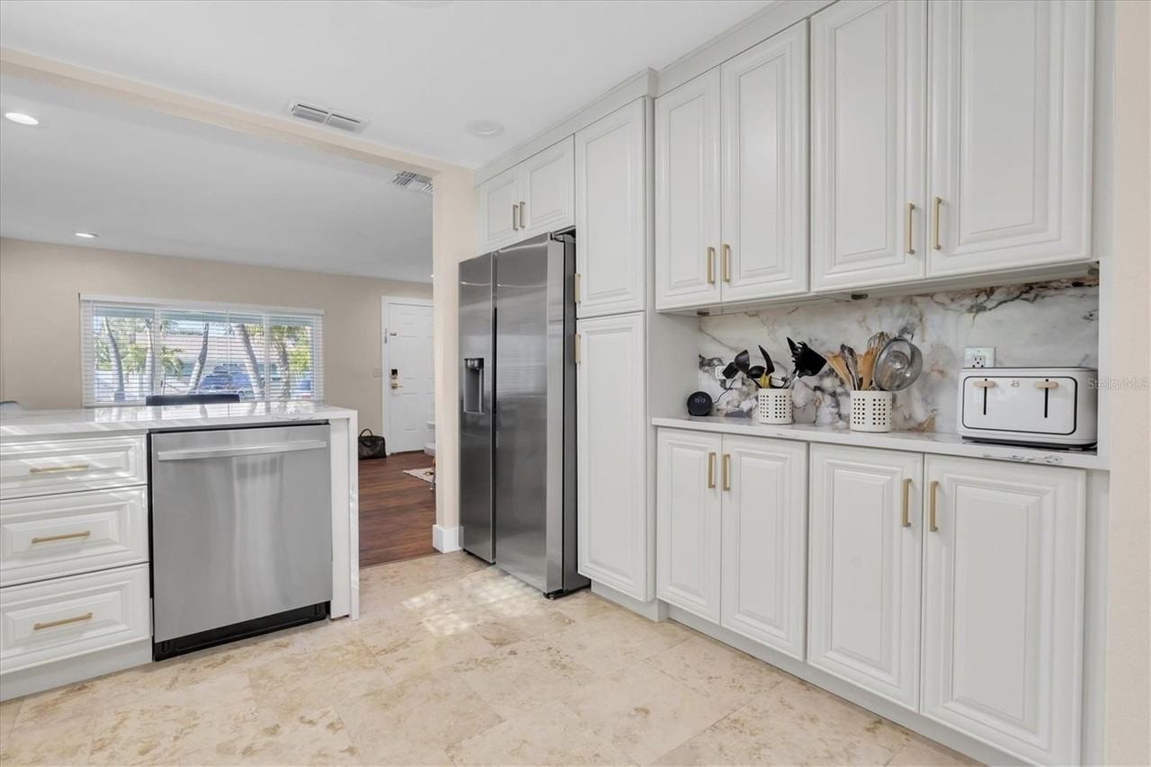 518 77th Ave - Photo 7 of 39