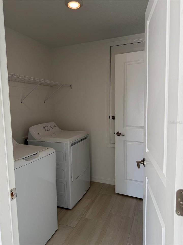 1629 Tropical Oasis Ave - Photo 5 of 37