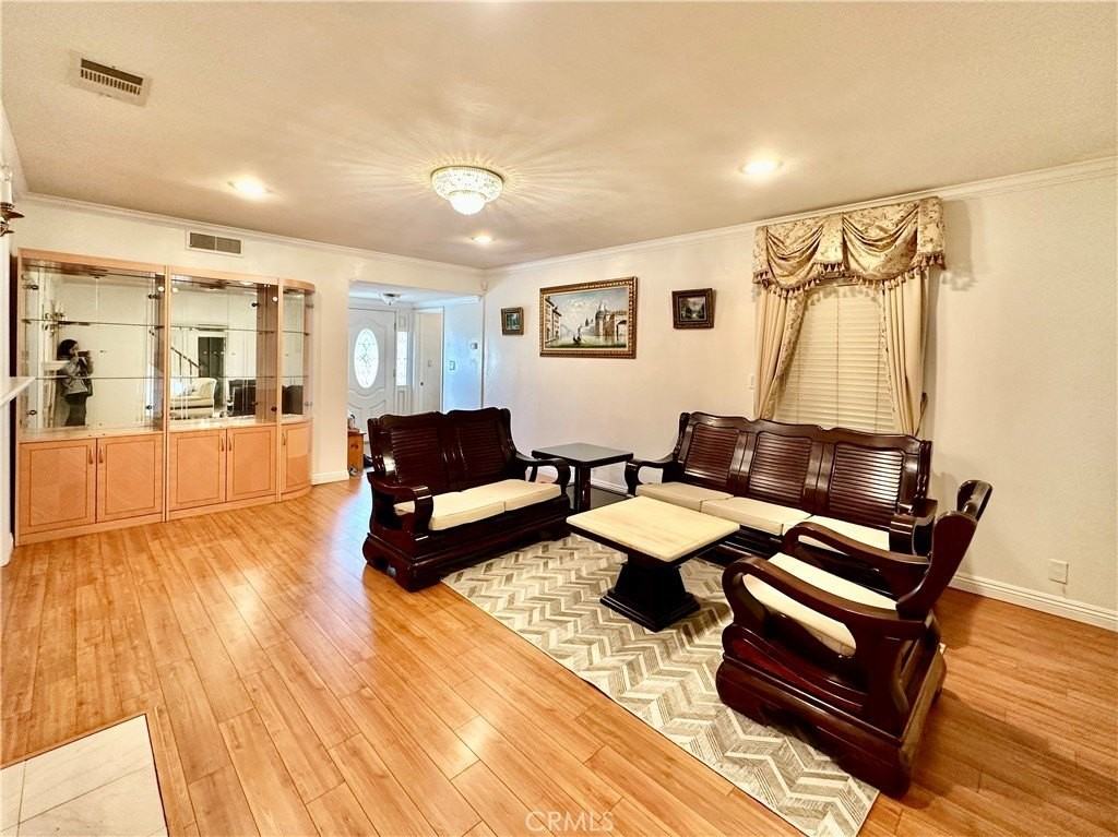 409 W Woodruff Ave - Photo 7 of 39