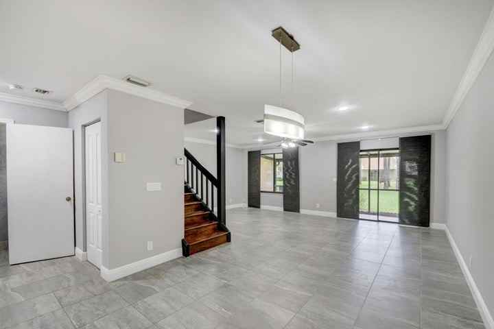 1105 Maplewood Drive - Photo 5 of 9