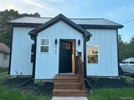 featured image of 424 W Henry St