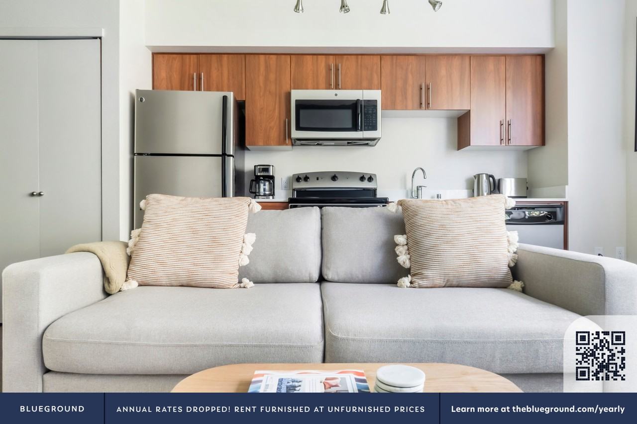 4302 7th Ave Ne #913 - Photo 4 of 21