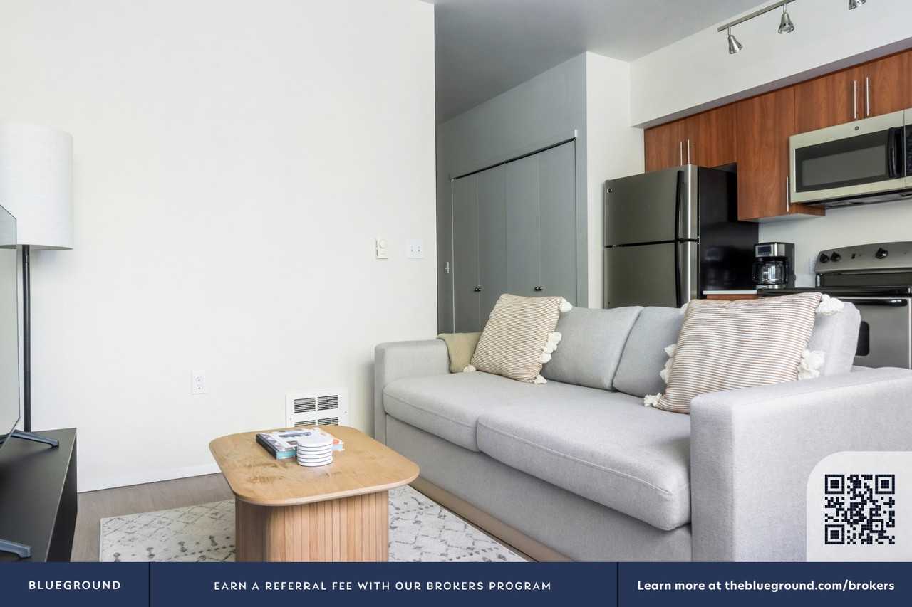 4302 7th Ave Ne #913 - Photo 5 of 21