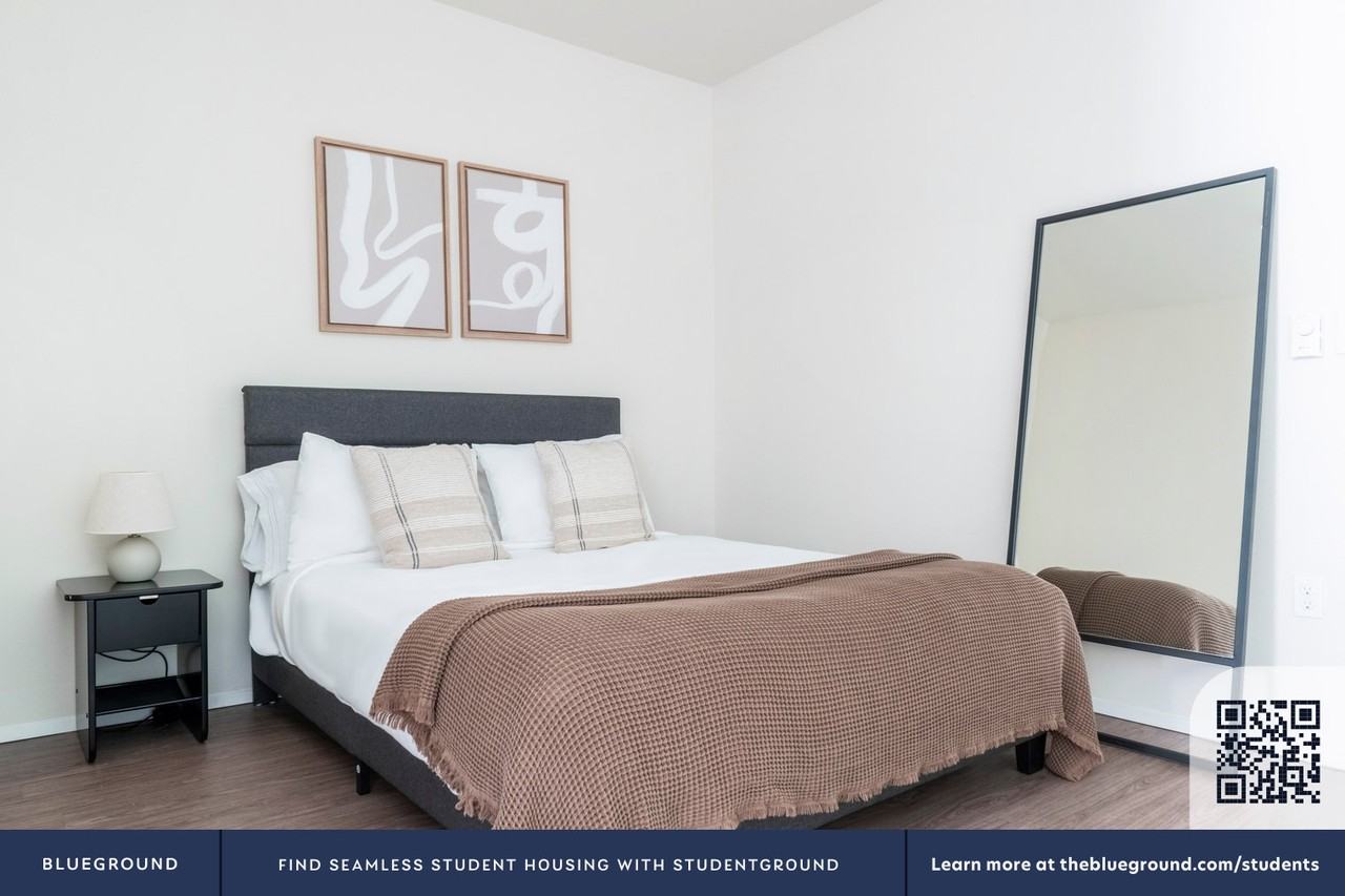 4302 7th Ave Ne #913 - Photo 7 of 21