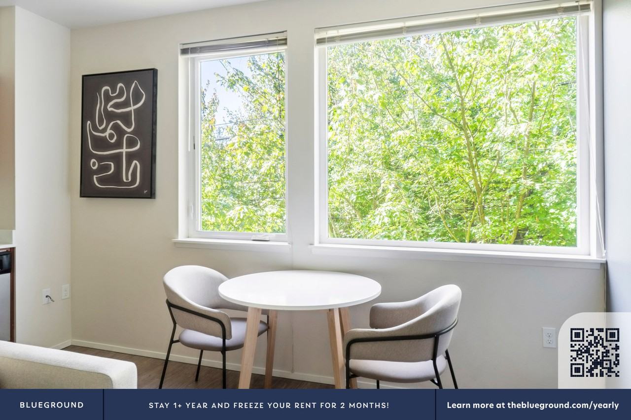 4302 7th Ave Ne #913 - Photo 7 of 21