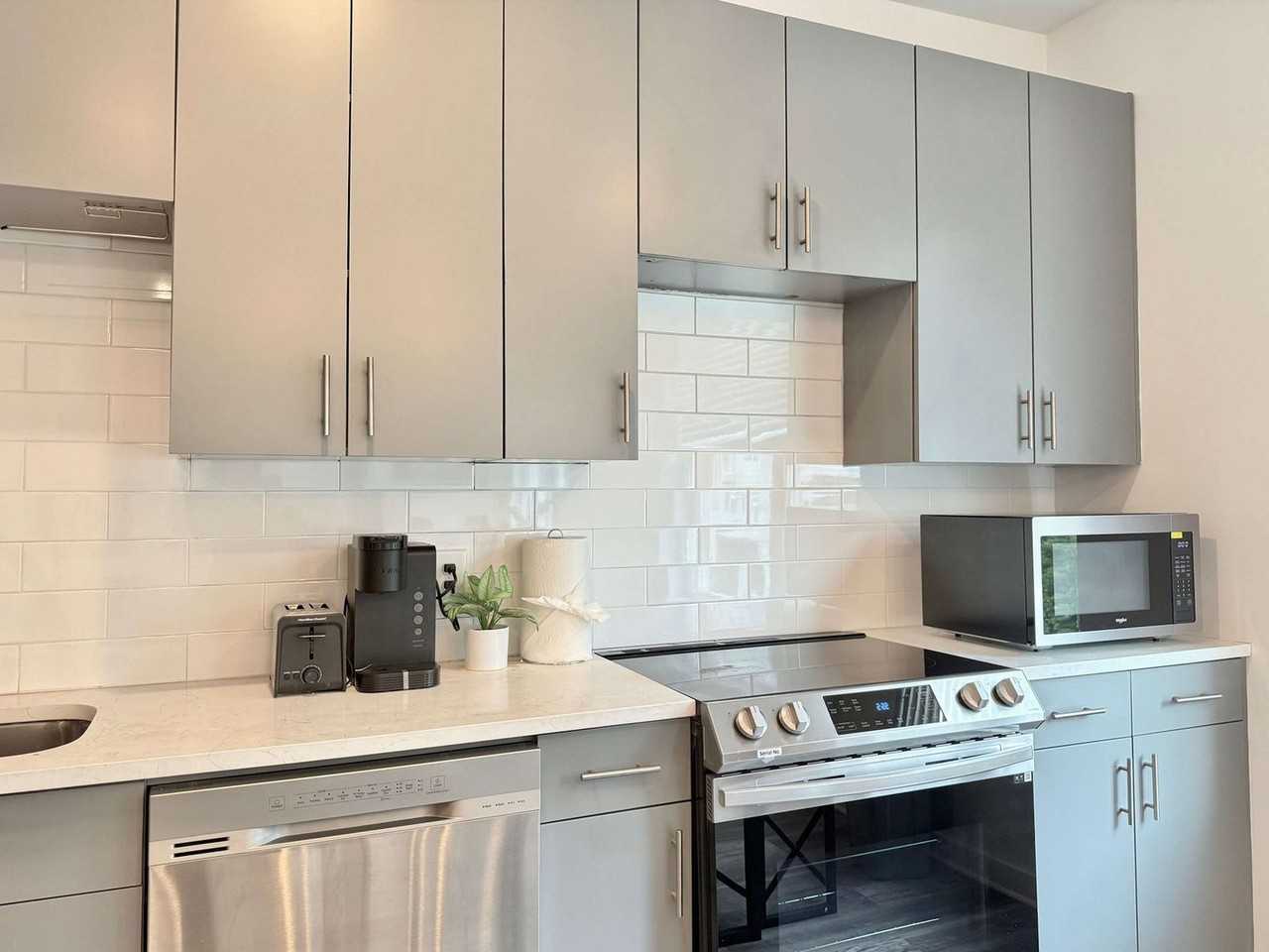 542 Boulevard Ne #1299400P - Photo 2 of 22