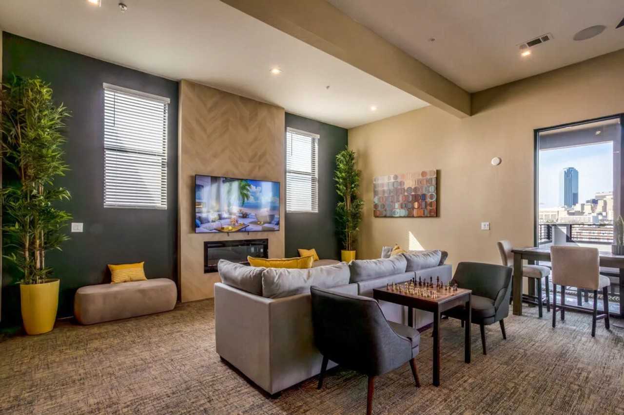 1812 Hickory St #1383539P - Photo 3 of 50