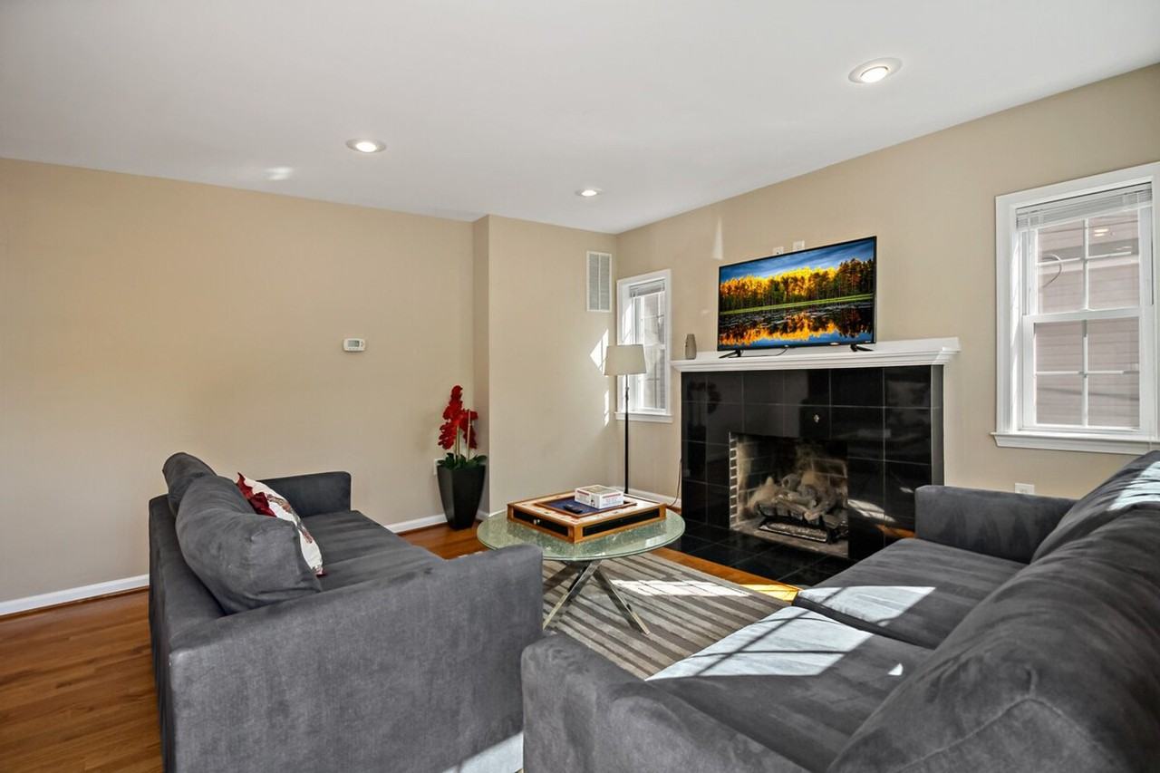 808 W Broad St #1395516P - Photo 3 of 30