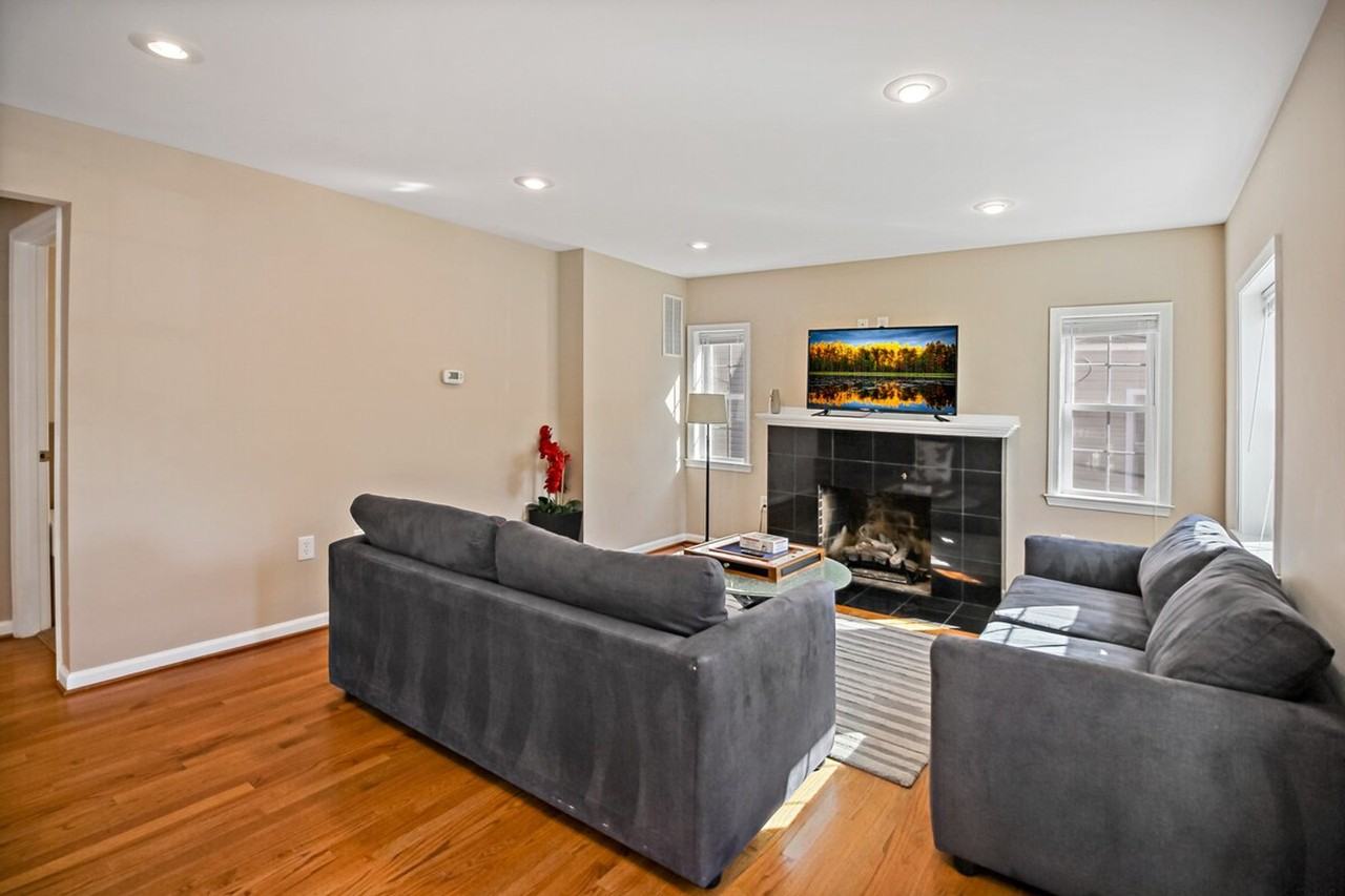 808 W Broad St #1395516P - Photo 5 of 30