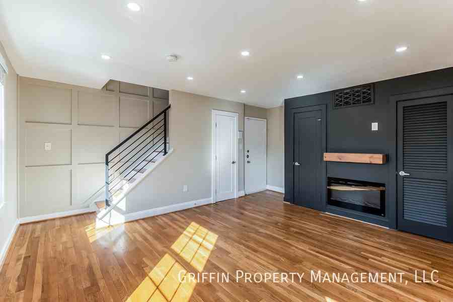 2123 Young St Se #202