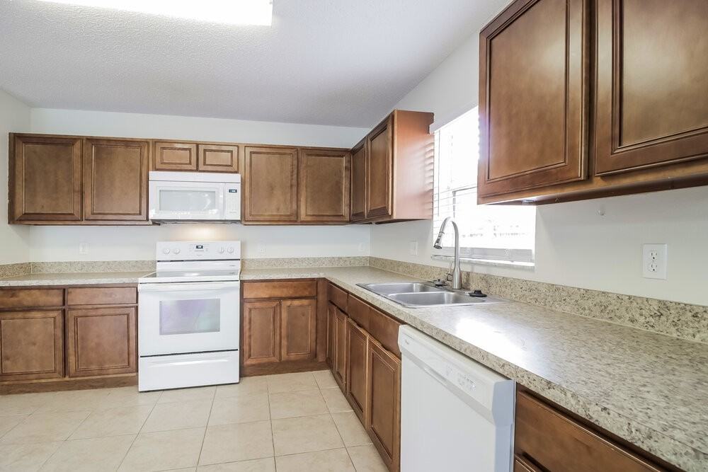 3137 Holland Dr - Photo 5 of 16