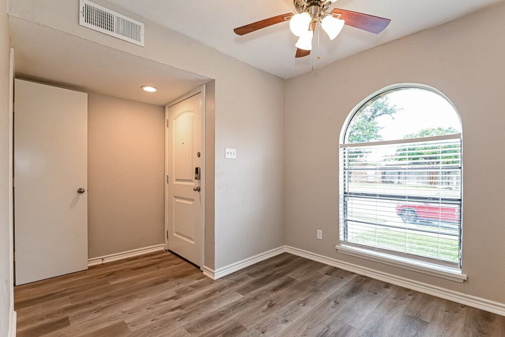 8902 Miami Dr - Photo 3 of 16