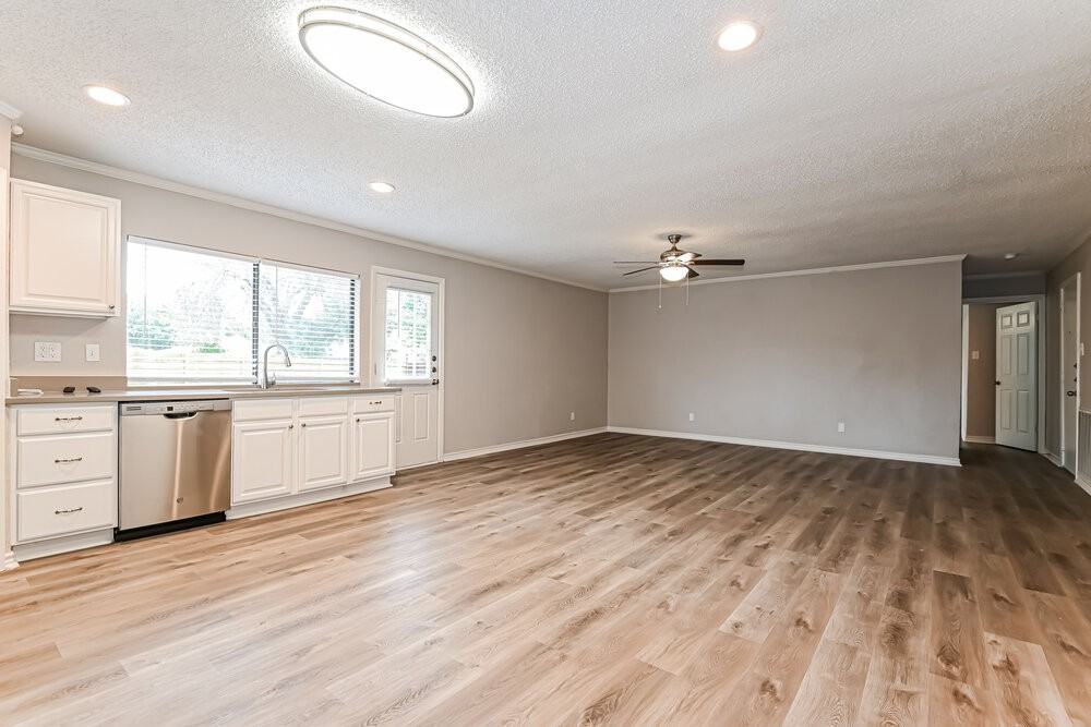 8902 Miami Dr - Photo 4 of 16