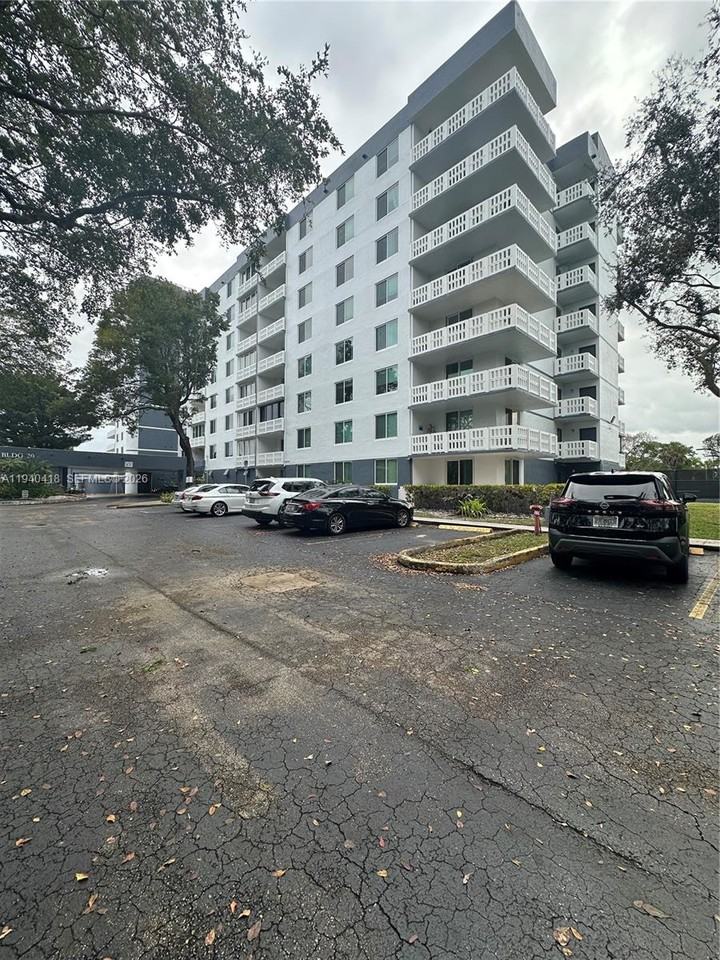 919 Hillcrest Dr #919-303 - Photo 4 of 24