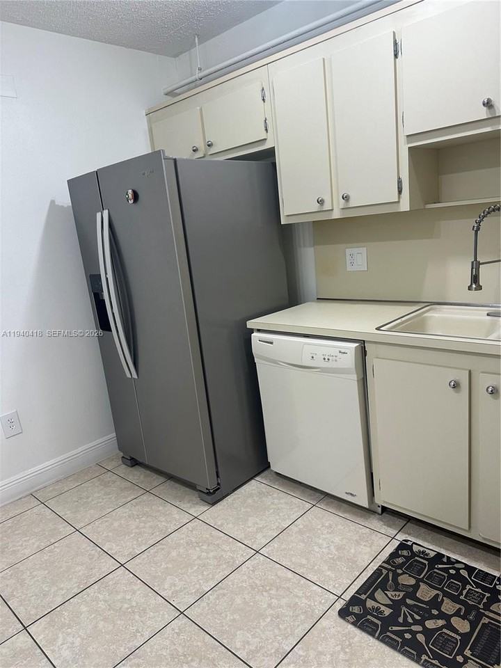 919 Hillcrest Dr #919-303 - Photo 5 of 24