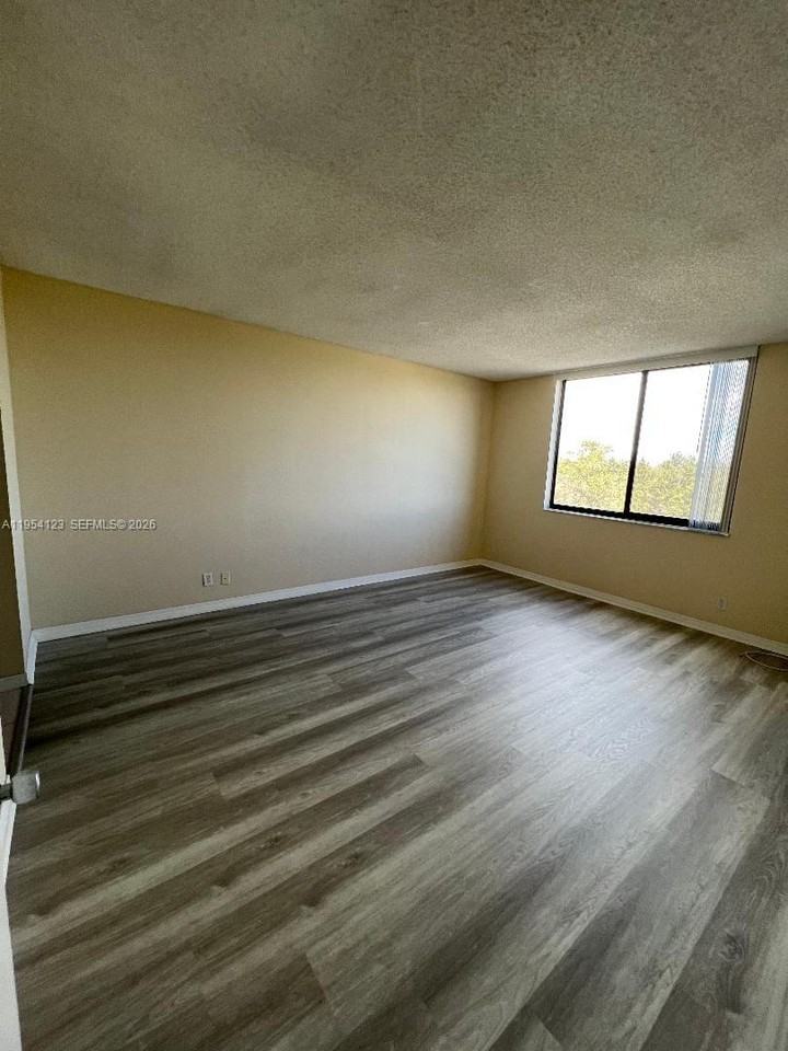 901 Hillcrest Dr #901-409 - Photo 5 of 32