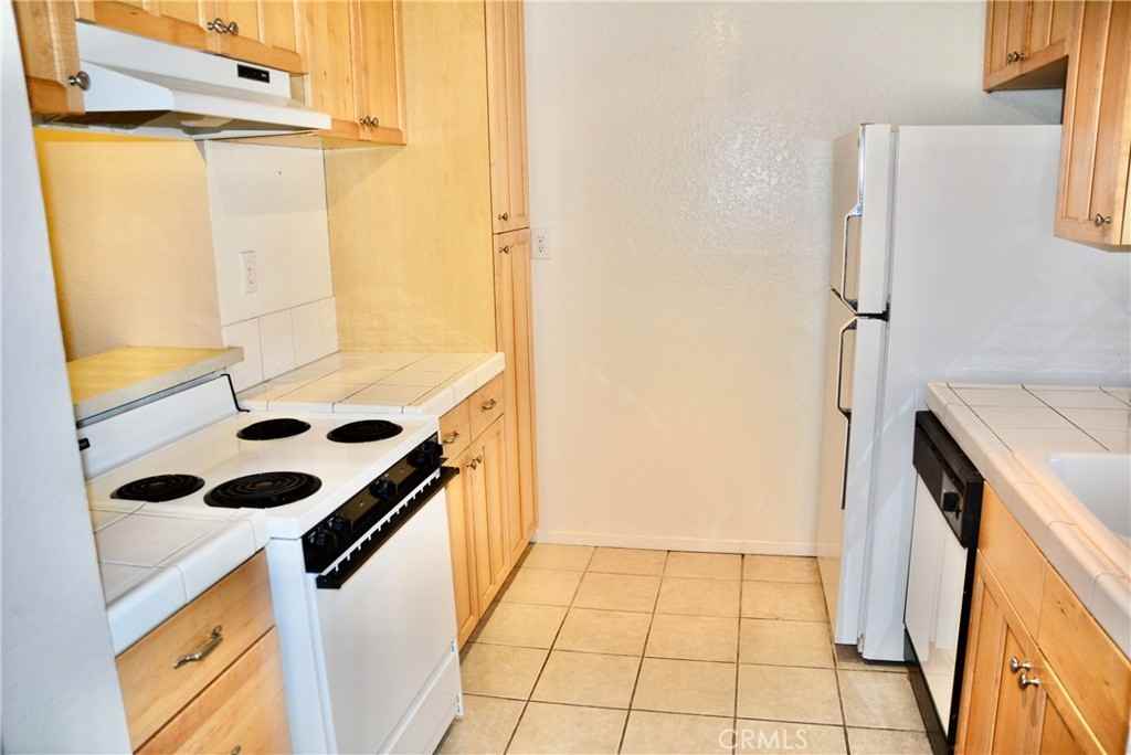 23732 Hillhurst Dr #23732-30 - Photo 3 of 10