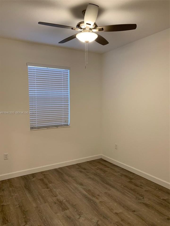 1271 Se 27th St #1271-1271 - Photo 3 of 41