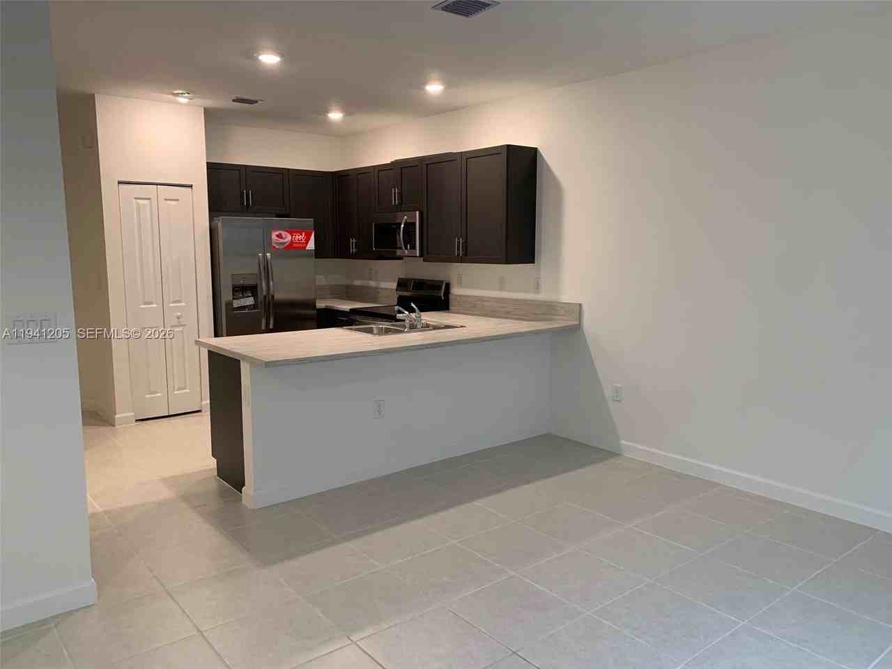 1271 Se 27th St #1271-1271 - Photo 5 of 41