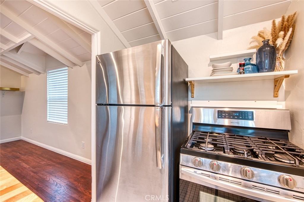 368 Oak St #368B - Photo 4 of 12